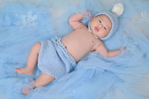 沅江三个月宝宝挠耳朵 沅江三个月宝宝挠耳朵